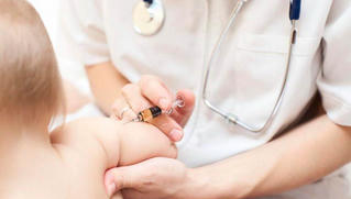 Bác sĩ bị bắt vì nghi lây HIV cho 65 trẻ em