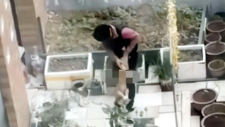 Bé trai 4 tuổi bị mẹ lột quần áo, trói tay, dốc ngược đầu xuống đất gây phẫn nộ