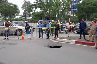 'Hố đen' bất ngờ xuất hiện trên phố Trần Đại Nghĩa, Hà Nội