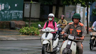 Vì sao Hà Nội vào hè mà như đầu đông?