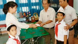 Hai học sinh lớp 3 nhặt được túi vàng mang giao nộp nhà trường