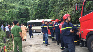 Ô tô khách tông vách núi, 18 sinh viên nước ngoài bị thương