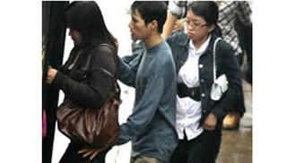 Công an cảnh báo tình trạng trộm cắp liều lĩnh tại điểm xe buýt Hà Nội