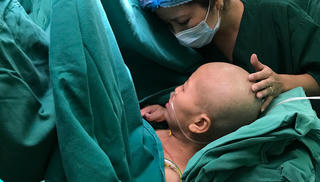 Người vợ trẻ mắc ung thư giai đoạn cuối, mổ ngồi để sinh con