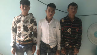 Ngã xe bị trêu chọc, kéo bạn nhậu đến đâm người 
