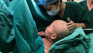 Sản phụ ung thư giai đoạn cuối tỉnh lại, rơi nước mắt khi nhìn thấy ảnh con