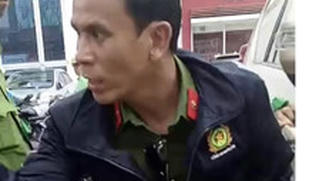 Khoác áo cảnh sát đi... trộm xe giữa ban ngày