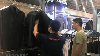 Phóng viên 'cắn răng' mua áo vest để được tác nghiệp ở chung kết King's Cup