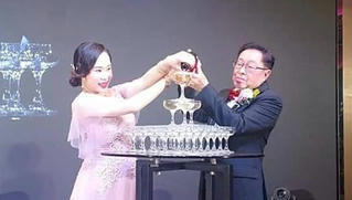 Nữ ca sĩ 9X khoe bụng bầu trong đám cưới với chú rể hơn 70 tuổi
