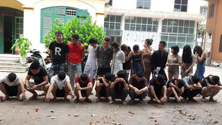 9 cô gái nửa đêm 'bay điên cuồng' cùng 13 gã trai Hưng Yên trong phòng karaoke