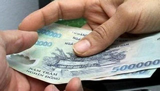 Nữ công nhân 'tung quái chiêu 'dàn xếp' mâu thuẫn với nam đồng nghiệp