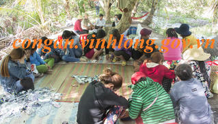 Nhóm phụ nữ luồn lách đánh 'bài binh' với đàn ông trong lùm cây miền Tây