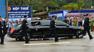  Tiết lộ lý do bất ngờ nhóm vệ sĩ chạy bộ theo xe Chủ tịch Kim Jong-un