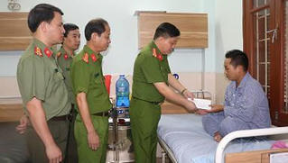 Đi xe máy khiêu khích, ném gạch vào mặt khiến thiếu úy cảnh sát nhập viện