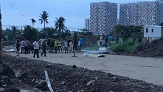 Hai bé trai đang chơi trên đường bị điện giật tử vong