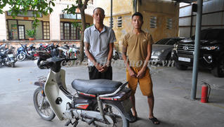 2 gã đàn ông mang dao lượn chốn vắng cướp tài sản phụ nữ, người già 