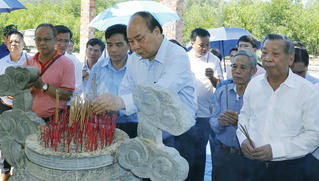 Thủ tướng dâng hương tưởng niệm các anh hùng liệt sĩ tại Quảng Nam
