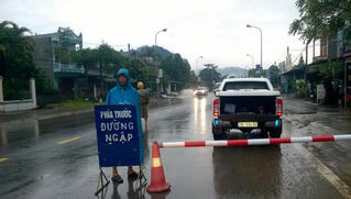Bão suy yếu thành áp thấp nhiệt đới, loạt phố Hà Nội có thể ngập úng