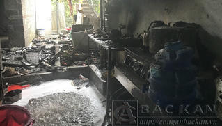 Nổ bình gas mini cháy cả gian bếp, 1 phụ nữ phải cấp cứu