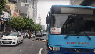 Xe buýt cán chết người trên đường phố Hà Nội