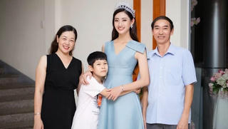 Hoa hậu Lương Thùy Linh khoe bố mẹ và em trai