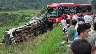 Ô tô khách đâm xe tải văng khỏi đường, 2 người chết, 10 người bị thương
