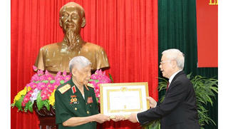 Tổng Bí thư, Chủ tịch nước trao phần thưởng cao quý tặng đồng chí Lê Khả Phiêu