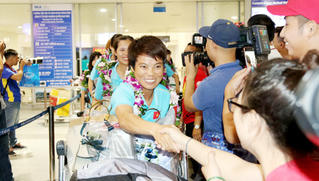 Ngày về hân hoan của những nữ cầu thủ vô địch Đông Nam Á