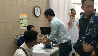 Phóng viên tác nghiệp vụ cháy nhà máy Rạng Đông đau đầu, chếnh choáng đi khám tại Trung tâm chống độc
