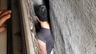  Người đàn ông mắc kẹt hi hữu giữa 3 căn nhà ở Hà Nội