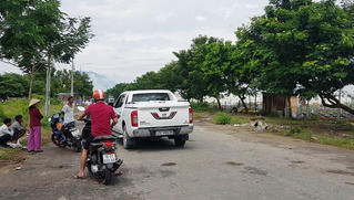 Người đàn ông treo cổ bên đường nghi do chuyện tình cảm