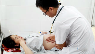 Xử trí thế nào khi phụ nữ mang thai mắc sốt xuất huyết?