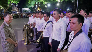 Đại tướng Tô Lâm mang dàn kèn làm rộn ràng phố đi bộ Hồ Gươm