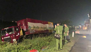 Ô tô container cuốn 2 nam thanh niên xuống vệ đường, 1 người tử vong