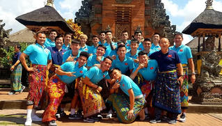 Lạ lẫm trang phục tuyển Việt Nam tại Bali trước giờ về Việt Nam