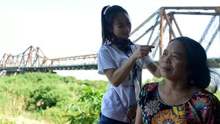 'Ngày đẹp nhất' của những phụ nữ nghèo chân cầu Long Biên