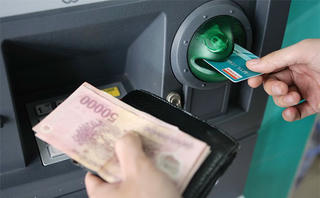 Gã đàn ông chuyên tráo thẻ, trộm tiền tại ATM gần BV Bạch Mai