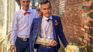 Chú rể Hà Nội gãy tay vì bị 'hội người yêu cũ cô dâu' tung hứng?