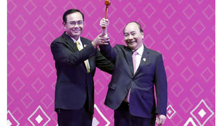 Nhận búa chuyển giao vai trò Chủ tịch, Thủ tướng công bố Chủ đề năm ASEAN 2020