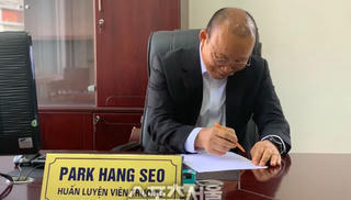 Báo Hàn Quốc tiết lộ điều khoản đặc biệt trong hợp đồng của HLV Park Hang Seo