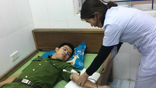 Hai anh công an trẻ cứu sản phụ nguy kịch