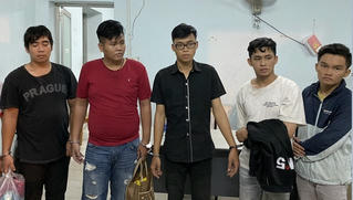 Giả cảnh sát dùng còng số 8 khống chế, gây hàng chục vụ cướp tài sản