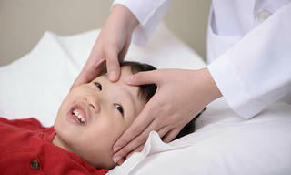 Hiểm họa từ xoa bóp cho trẻ em
