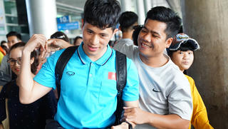 Đình Trọng gượng cười khi 'fan cuồng' đụng chạm