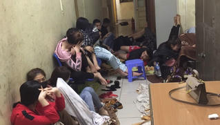 Nhóm cô gái nửa đêm 'bay lắc' cùng hàng chục gã trai trong quán karaoke làng