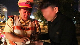 Bị dừng kiểm tra nồng độ cồn sau tiệc tất niên, người đàn ông khóc nức nở