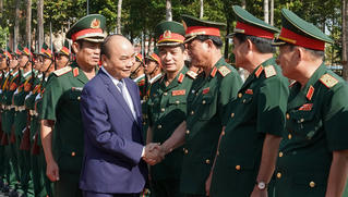 Thủ tướng thăm, tặng quà Tết giảng viên, học viên Trường Đại học Nguyễn Huệ