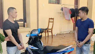 Bị 'cắm sừng', chồng dùng roi điện uy hiếp cướp tài sản 'tình địch'
