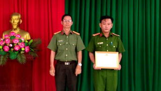 Trưởng Công an từ chối quà biếu