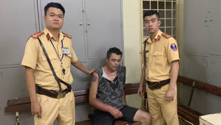Người đàn ông nước ngoài nửa đêm uy hiếp nữ nhân viên, cướp tiền cửa hàng tiện lợi